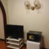 ペリカン(渋谷区/ラブホテル)の写真『206号室の室内 空の冷蔵庫とレンジ。テレビは地上デジタル放送のみ。DVDプレイヤーがありますが使えるかな？』by angler