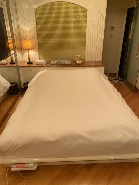 HOTEL TIFFARD（ティファード）(新宿区/ラブホテル)の写真『213号室、ベッド』by 黒板 潤