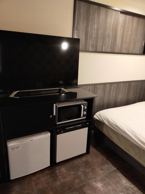 HOTEL Chelsea（チェルシー）(新宿区/ラブホテル)の写真『301号室、ベッド脇のテレビ、電子レンジ、冷蔵庫』by カンセ30
