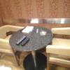 ホテル モアナ大塚(豊島区/ラブホテル)の写真『201号室の椅子とテーブル。』by 愛だけでできている