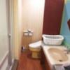 ホテル モアナ大塚(豊島区/ラブホテル)の写真『201号室のトイレと洗面所。左側がバスルームの入り口です。』by 愛だけでできている
