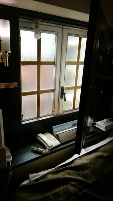 HOTEL LELiSA(レリーザ)(渋谷区/ラブホテル)の写真『305号室の ベッドの上の窓を開けると。』by angler