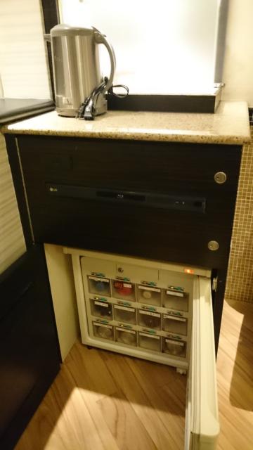 HOTEL LELiSA(レリーザ)(渋谷区/ラブホテル)の写真『305号室の電気ポット、DVDプレイヤー、飲み物冷蔵庫』by angler
