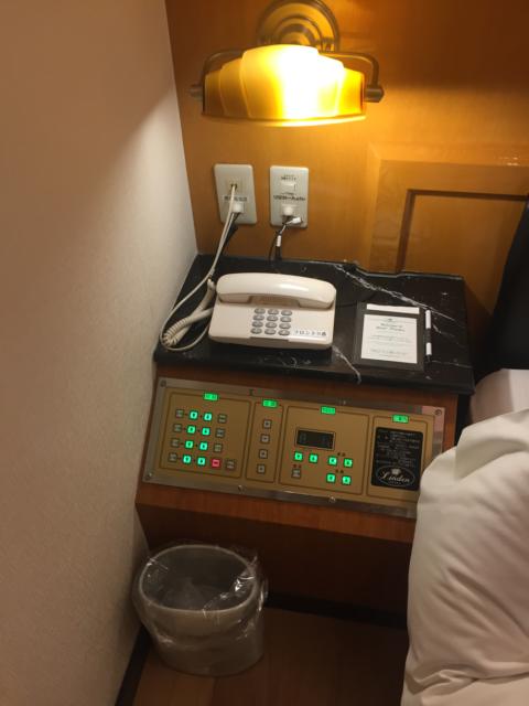 ホテル リンデン 湯島(文京区/ラブホテル)の写真『703号室 ベッド脇の電話』by hireidenton