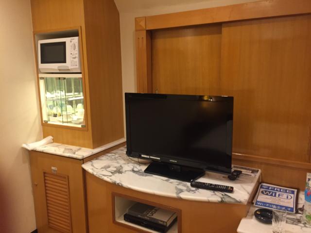 ホテル リンデン 湯島(文京区/ラブホテル)の写真『703号室 テレビ周り』by hireidenton
