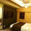 HOTEL P-DOOR（ホテルピードア）(台東区/ラブホテル)の写真『205号室（入口横から部屋奥方向）』by 格付屋