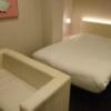HOTEL UNO(ウノ)(川口市/ラブホテル)の写真『201号室、ベッドとソファー』by どらねこどらどら
