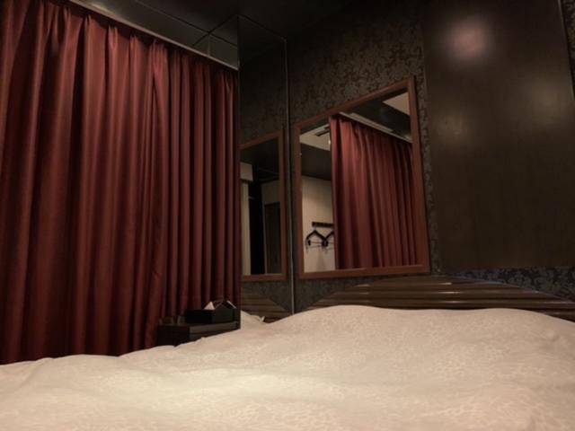 K Slit（ケイスリット）(船橋市/ラブホテル)の写真『202号室、ベッド』by 屋敷ミラン