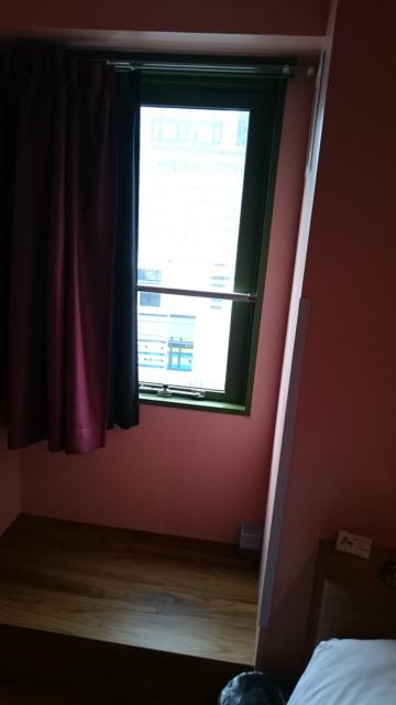 マンゴスチンホテル(町田市/ラブホテル)の写真『503号室の窓を開けたところ。』by angler
