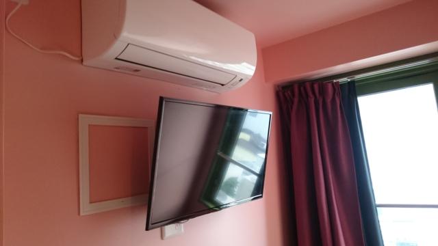 マンゴスチンホテル(町田市/ラブホテル)の写真『503号室のクーラーと壁掛けテレビ』by angler
