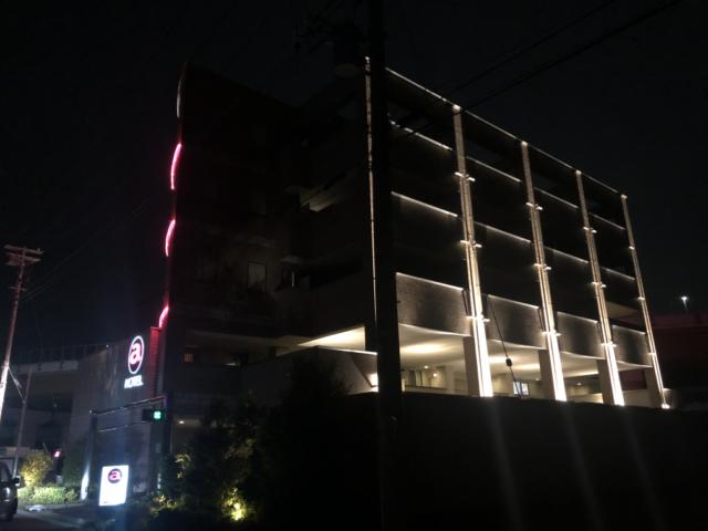 HOTEL a(アー)(久喜市/ラブホテル)の写真『外観（夜）』by 冷やっこ