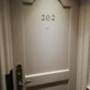 シャトン(新宿区/ラブホテル)の写真『202号室　扉』by ところてんえもん