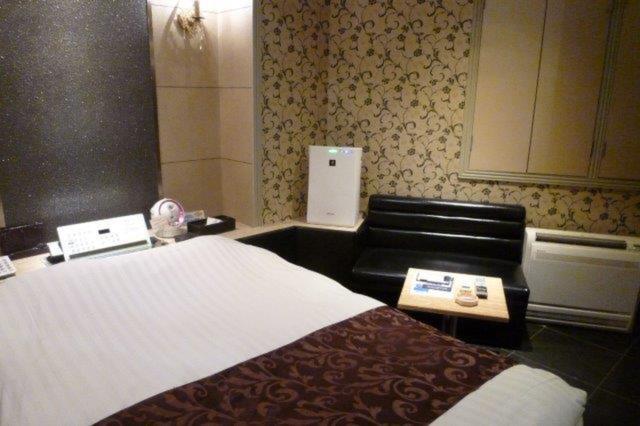 HOTEL EXCELLENT(エクセレント)(新宿区/ラブホテル)の写真『304号室（入口横から部屋奥方向）』by 格付屋