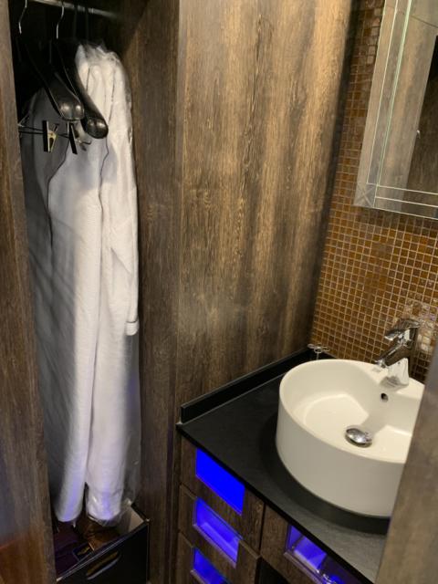 HOTEL schall（シャール）(台東区/ラブホテル)の写真『405号室　洗面台・クローゼット』by 鶯谷人