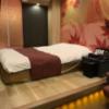 HOTEL ENJU 別邸万華(台東区/ラブホテル)の写真『301号室　客室（ベッド）』by 鶯谷人