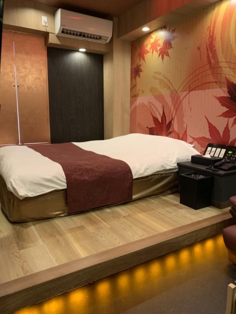 HOTEL ENJU 別邸万華(台東区/ラブホテル)の写真『301号室　客室（ベッド）』by 鶯谷人