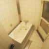 IMAGE２(立川市/ラブホテル)の写真『401号室、浴室。浴槽との位置関係で扉が少ししか開かないうえ、扉が斜めにレイアウトされているので、浴室が非常に狭い。』by koge