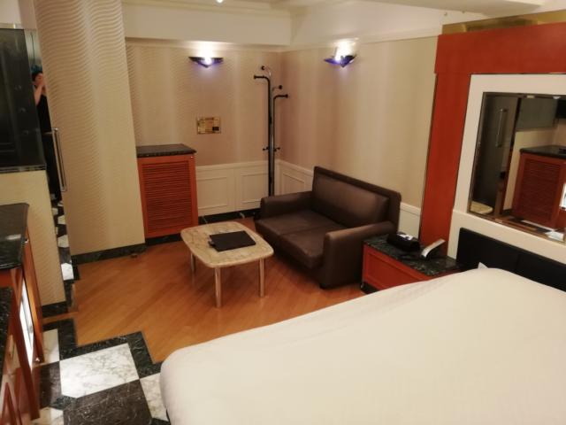 HOTEL TIFFARD（ティファード）(新宿区/ラブホテル)の写真『511号室、ソファ・テーブル』by イシバシ