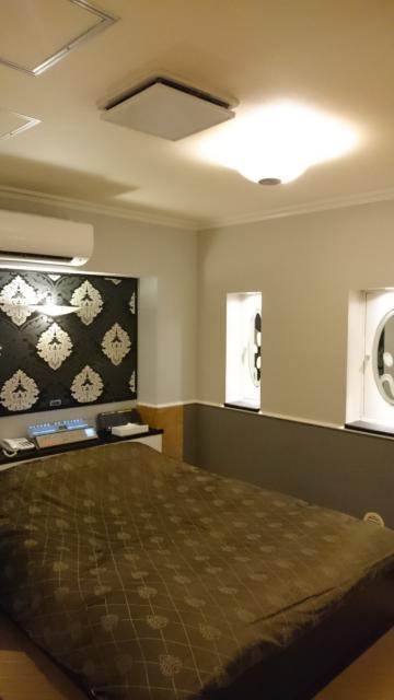 HOTEL LELiSA(レリーザ)(渋谷区/ラブホテル)の写真『205号室のベッド 天井照明』by angler