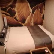 HOTEL 艶EN(横須賀市/ラブホテル)の写真『102号室利用(20.6)ベッドです。』by キジ