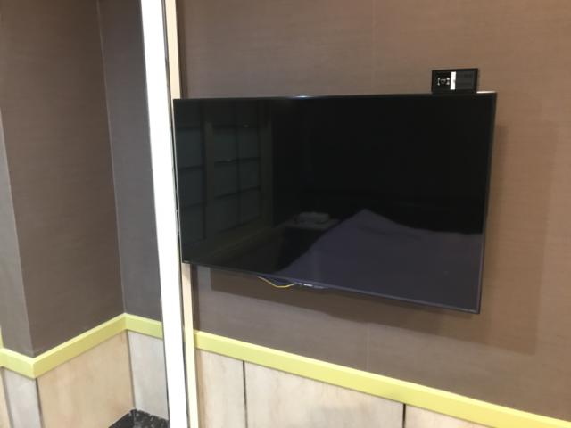 ホテル サラサ(横浜市西区/ラブホテル)の写真『(312号室)ベッド足元側の壁に設置。大きめで見易いです。』by こーめー