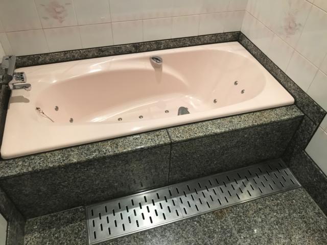 ホテル サラサ(横浜市西区/ラブホテル)の写真『(312号室)浴槽です。結構広めで2人で入っても広めでした。』by こーめー