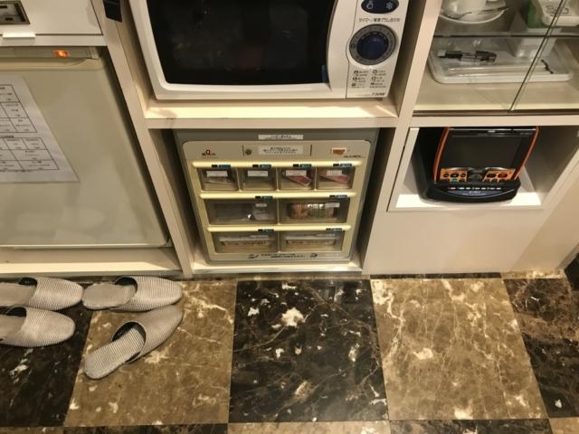 ホテル サラサ(横浜市西区/ラブホテル)の写真『(312号室)冷蔵庫、食べ物、電子レンジなど。上には空気清浄機も置いてありました。』by こーめー