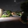 HOTEL GARDEN(戸田市/ラブホテル)の写真『夜のホテル敷地内（入口方向から）』by マーケンワン