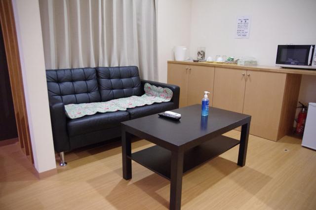 HOTEL GARDEN(戸田市/ラブホテル)の写真『7号室　ソファーとテーブル』by マーケンワン
