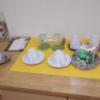 HOTEL GARDEN(戸田市/ラブホテル)の写真『7号室　棚の上の茶器類（緑茶・コーヒー・しょうゆせんべい）』by マーケンワン