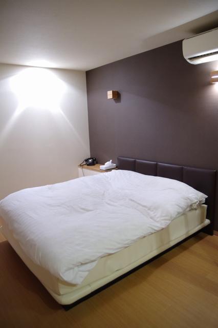 HOTEL GARDEN(戸田市/ラブホテル)の写真『7号室　ベッド』by マーケンワン