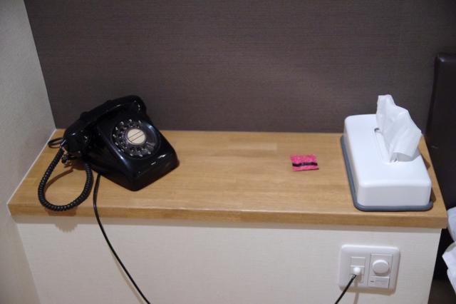 HOTEL GARDEN(戸田市/ラブホテル)の写真『7号室　ベッドサイドの黒電話、ゴム、ティッシュ』by マーケンワン