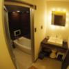 HOTEL DUO（デュオ）(墨田区/ラブホテル)の写真『306号室 浴室と洗面台。右の扉はトイレ。』by koge