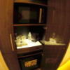 HOTEL DUO（デュオ）(墨田区/ラブホテル)の写真『306号室 上段から電子レンジ、ミニバー、冷蔵庫。冷蔵庫は販売品でいっぱいで、持ち込み品は入れられないタイプ』by koge