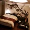 HOTEL 艶EN(横須賀市/ラブホテル)の写真『116号室利用(20,6)ベッドと応接セットです。』by キジ