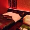 H-SEVEN 西川口(川口市/ラブホテル)の写真『403号室、赤と黒を基調とした室内』by どらねこどらどら
