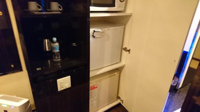 H-SEVEN 西川口(川口市/ラブホテル)の写真『403号室、電子レンジ、持込冷蔵庫、販売冷蔵庫』by どらねこどらどら