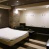 ホテル アトランタ(豊島区/ラブホテル)の写真『504号室（入口から部屋奥方向）』by 格付屋