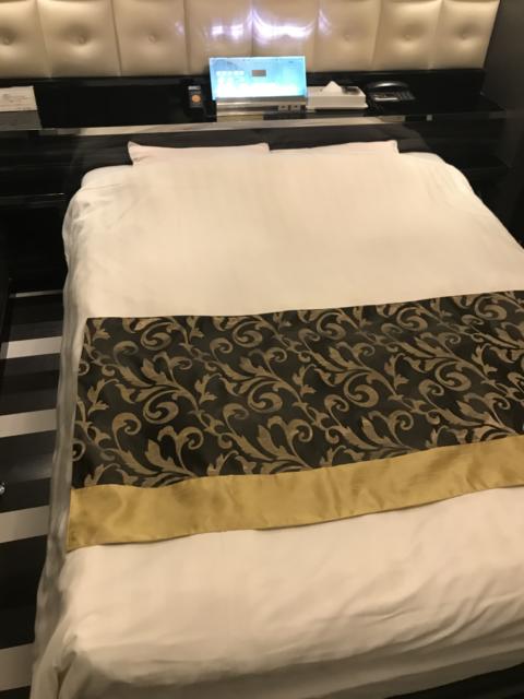 ホテル MOA(モア)(川崎市川崎区/ラブホテル)の写真『(203号室)ベッド。ふかふかでしたが、距離がうまくとれず。』by こーめー