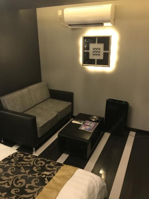 ホテル MOA(モア)(川崎市川崎区/ラブホテル)の写真『(203号室)ベッド右横のソファーとテーブル。』by こーめー