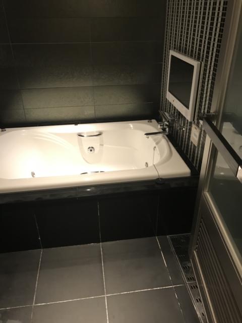 ホテル MOA(モア)(川崎市川崎区/ラブホテル)の写真『(203号室)浴槽。テレビ付き、バブルバスとレインボーネオン？ついてました。』by こーめー