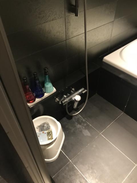 ホテル MOA(モア)(川崎市川崎区/ラブホテル)の写真『(203号室)浴室。香料、無香料のボディーソープありました。』by こーめー