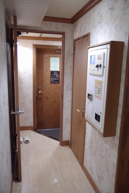 HOTEL ZIP'S(川口市/ラブホテル)の写真『207号室　玄関まわりと自動精算機』by マーケンワン