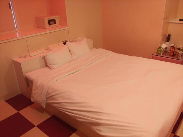 HOTEL ザ・ウエスト(八王子市/ラブホテル)の写真『201号室、ベッド』by すぬすぬ（運営スタッフ）