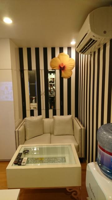 HOTEL G-Style(豊島区/ラブホテル)の写真『203号室 部屋に入った突き当たりにソファーとテーブル。右上にエアコンあり。』by なめろう