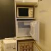 HOTEL G-Style(豊島区/ラブホテル)の写真『203号室 テレビの向かいにある棚を開けると上から電子レンジ、持ち込み用冷蔵庫、販売用冷蔵庫。』by なめろう