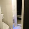 HOTEL G-Style(豊島区/ラブホテル)の写真『203号室 手前からトイレ、壁の向こうが洗面所、１番奥がバスルーム』by なめろう