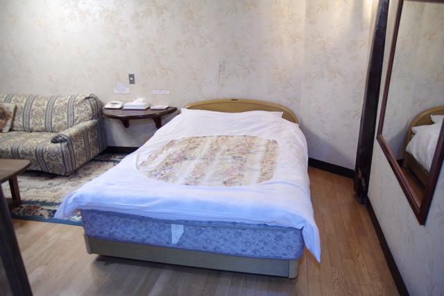 末広ホテル(新宿区/ラブホテル)の写真『503号室　ベッド』by マーケンワン