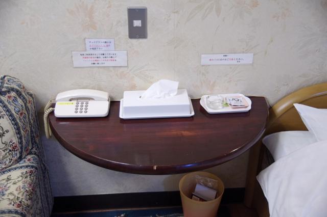 末広ホテル(新宿区/ラブホテル)の写真『503号室　ベッドサイドの備品類』by マーケンワン