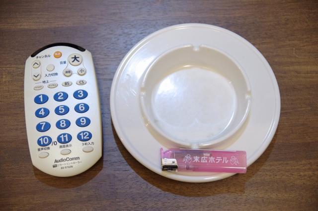 末広ホテル(新宿区/ラブホテル)の写真『503号室　テーブルの上の備品類』by マーケンワン